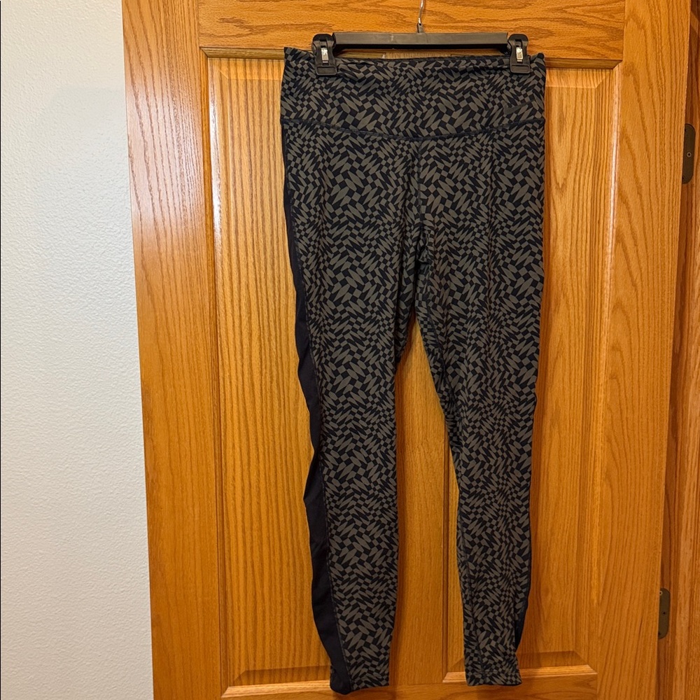 Nike Black and Gray Patterned Leggings